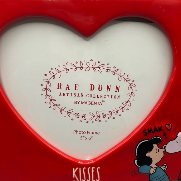 Rae Dunn Peanuts Photo Frame KISSES Snoopy Lucy SMAK Valentines Love 5x6 NEW - Picture 2 of 3